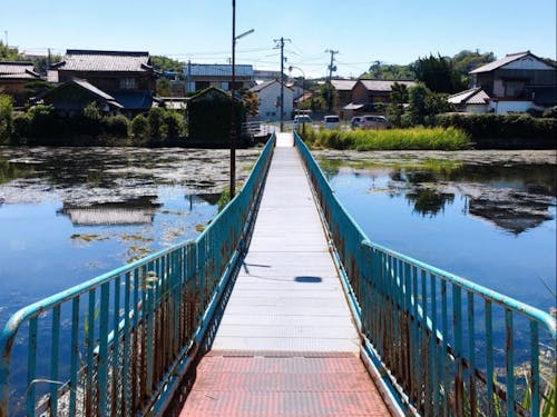 四季折々の風景を映し出す溜川に架かる"ドラム缶橋"