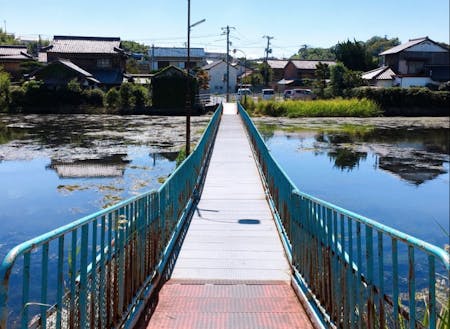 四季折々の風景を映し出す溜川に架かる"ドラム缶橋"