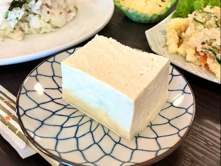 200年以上続く名物「ささなみ豆腐」を老舗旅館の女将さんと一緒に調理体験します