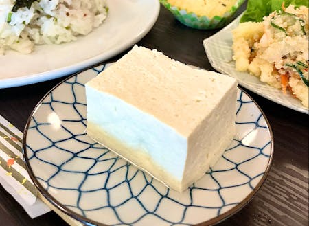 200年以上続く名物「ささなみ豆腐」を老舗旅館の女将さんと一緒に調理体験します