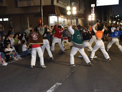 商店街で行われる祭の様子