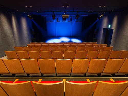 東温アートヴィレッジセンター内にある劇場「シアターNEST」