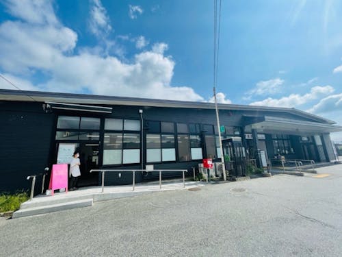 活動場所の自習室。旧駅員室を改装しています