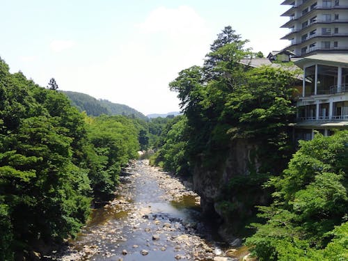 秋保温泉は、里山に囲まれた都市型リゾート。仙台市街地から約30分。