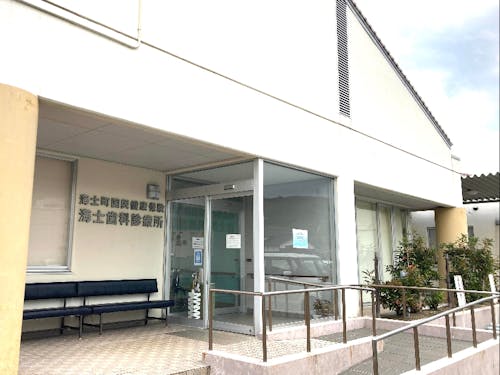 町の中心部、医科診療所の隣にあります