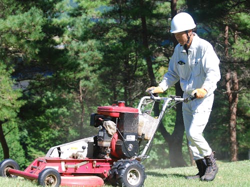 ゴルフ場での芝刈り作業