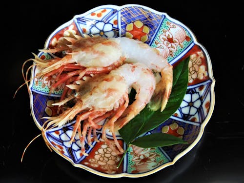 鮮魚店や飲食店では、種類豊富な海の幸を楽しめる。