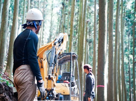 村は面積の95%が森林で、主幹産業は林業です。林業に携わる人が集落にいて、ヘリコプターやトラックでの林業出材の現場をみることは日常茶飯事ですよ。川上村の地域おこし協力隊はフリーミッション型以外にも、林業に関する分野も募集しています。https://www.vill.kawakami.nara.jp/life/docs/2023072700010/