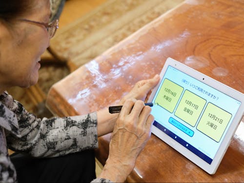 独自開発した予約制福祉バスUIを使いこなす高齢者