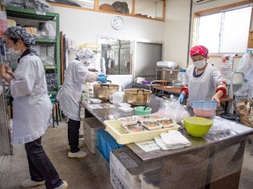 トイトイ工房の皆さんの活動風景 店舗内施設でのお惣菜づくりの様子
