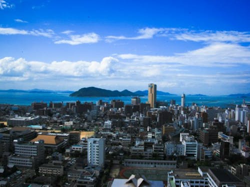 瀬戸内海を臨む市街地