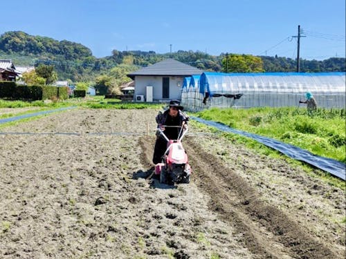 小型の耕運機でもまっすぐ進むだけで一苦労の図。