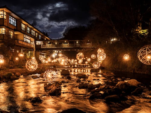 温泉地での湯けむりと照明等により作り出される幻想的な風景