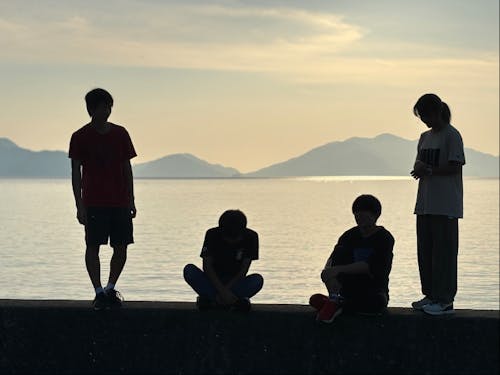 堤防の上でさえおしゃべりの場に