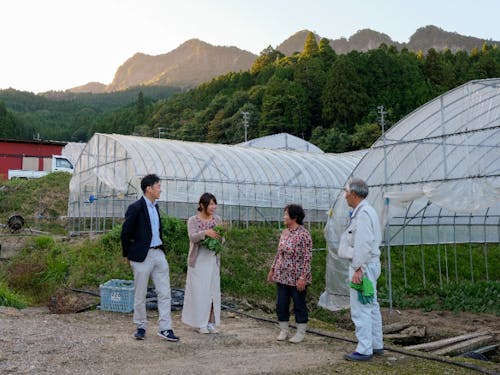 ほうれん草農家のハウス前で。生産者と対話しながら、ハイブリットな流通の仕組みを構築