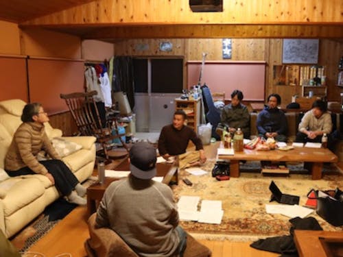 新規就農者などで構成する生産者組合「曽爾風土」の会合風景。農林業公社も販路開拓や共同配送などでサポートします