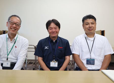 （左から）町役場職員の今道さん、林枝さん、中道さん。協力隊のサポートを行う