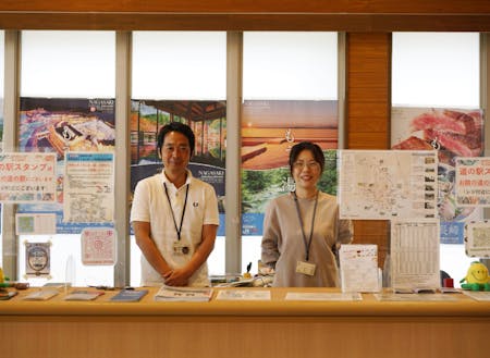 配属先は観光協会。事務局長の飯塚さん（左）は協力隊OB