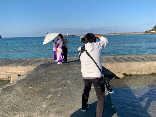 素敵な海を背景に