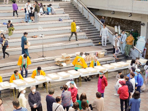 【川上村のようす】毎年11月に村のイベントの山幸彦祭りがあり、今年も開催されました。イベントでは地域のお母さんたちが作る焼きそばや豚汁などが食べられて、ほっこりします。最後には村恒例の「餅まき」が行われました。丸いお餅が空を舞う風景にいつも驚かされます。