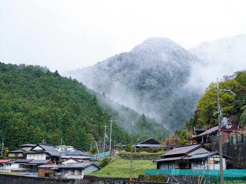 山の中をお裾分けしてもらったような場所にみんな住んでいます。現代の車が入らないような小さな道が集落の中に張り巡らされていることを考えると、昔の人は重たい木を自分で運んで立てていたのかな?と想像できます。