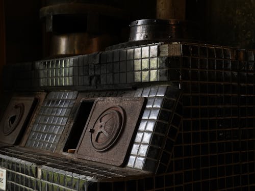 中には釜戸や、もしかしたら五右衛門風呂が残っているお家もあるかもしれません。電気ではない暖のとり方ができたり、火でまったりと炊いたご飯が食べられる幸せがありますよ。