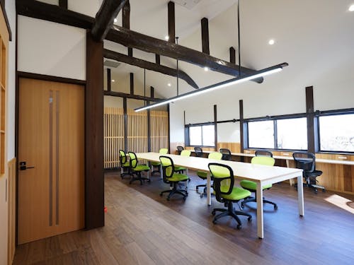 複合機、シュレッダー、作業机、冷蔵庫、 電子レンジ等完備