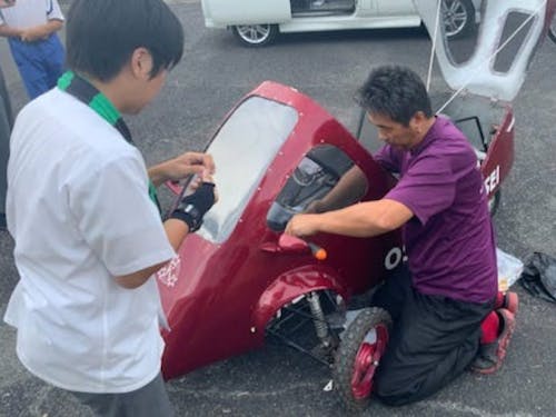 生徒のプロジェクトを地元の車屋さんがサポート。生徒の「やりたい」を地域の大人とサポートします