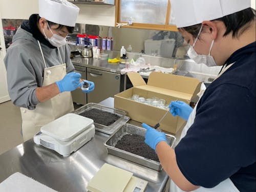 キャビアも自分の手でつくります。