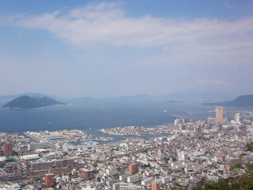 瀬戸内海と市街地