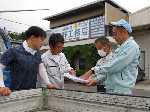 綾野工務店の皆さん。勤務中の一コマ