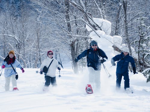 雪に触れて子供のころにもどり思いっきり遊ぶ