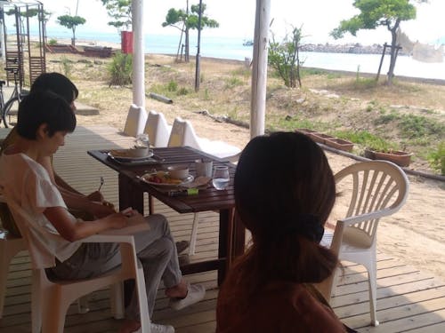 カフェのテラス席の様子