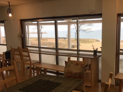カフェの海の見える席