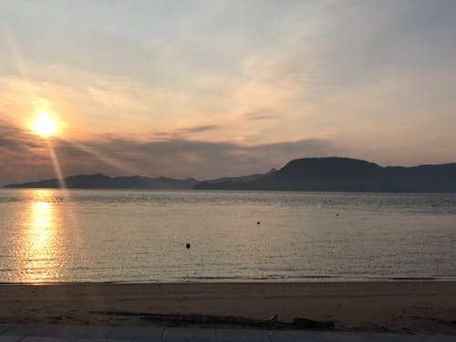 女木島のビーチと屋島