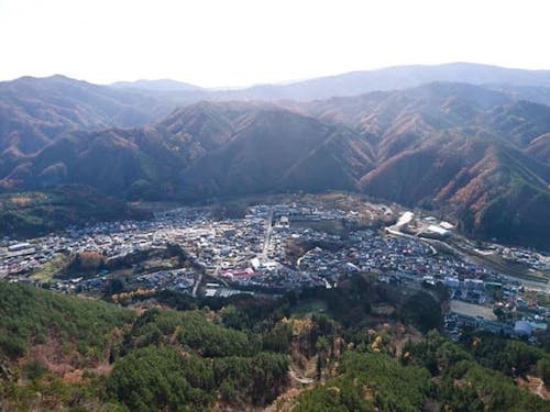 山に囲まれた町