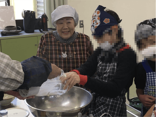 小学生が地域の産品加工グループとこんにゃく作り!おばちゃんも笑顔!