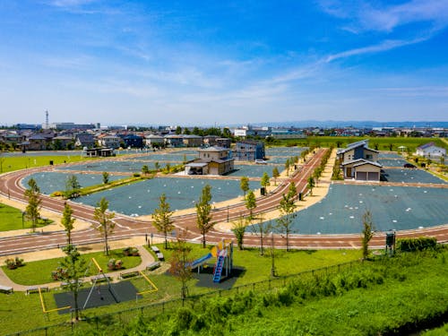 無電柱化の街並みで開放的な青空