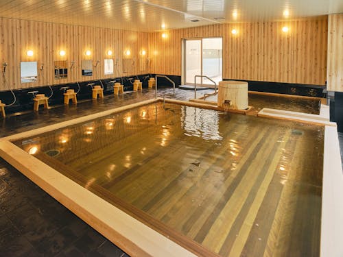 泉質の良さから地元でも愛される温泉。露天風呂もあります。