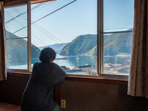 少し階段を登って振り返ればまちと海。1階からも海が見えるのはこの物件だけ。