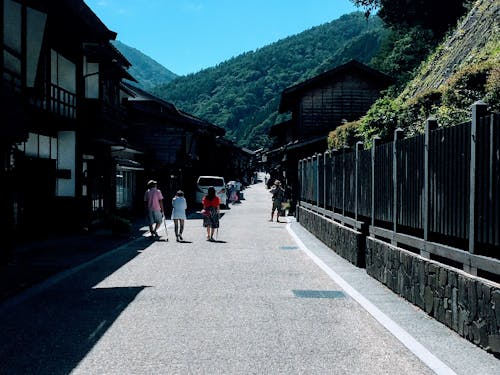 中山道の宿場町「奈良井宿」では、ノスタルジックなカフェや雑貨巡りも！