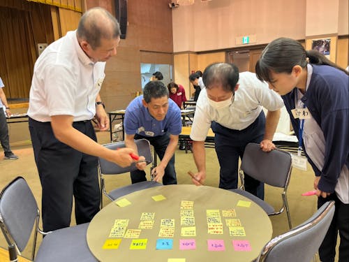 8月に開催した第2回「地域共育ミーティング」の様子。当日は40名以上の方々が参加。今後どんな地域共育を目指していきたいか、それぞれ議論した。