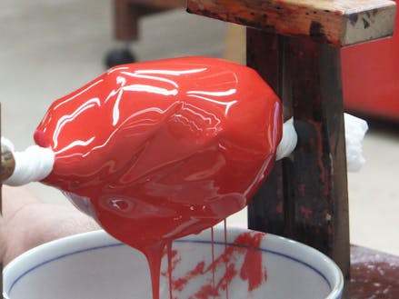 輪島塗、漆を絞る