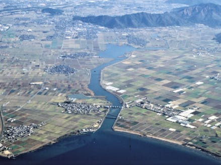 琵琶湖方面から東近江市を望む