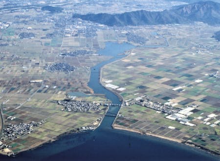 琵琶湖方面から東近江市を望む