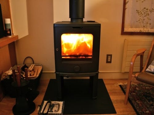 まきストーブの炎、冬でも暖かい暮らしがあります!