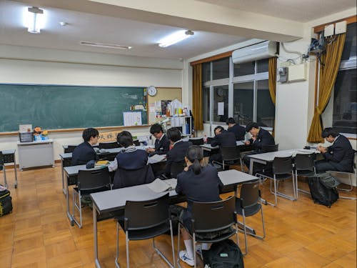 席は決まっておらず、思い思いの場所で勉強する生徒さんたち