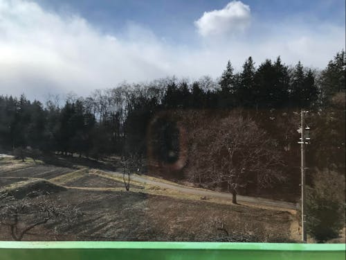 伊那北小の教室からは、活動フィールドの里山がすぐそこに見えます