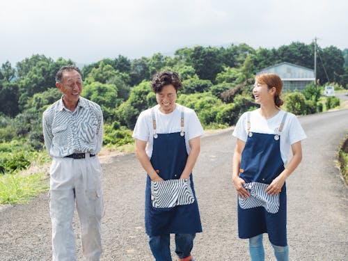 木原さん(みかん農家、写真左)と奥さんご夫妻(蕎麦粉スイーツ、写真中・右)はとっても仲良し!