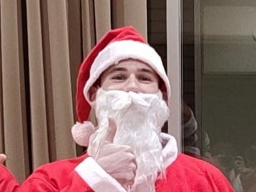 サンタクロースのコスプレでお出迎えをするイルヴィンさん。